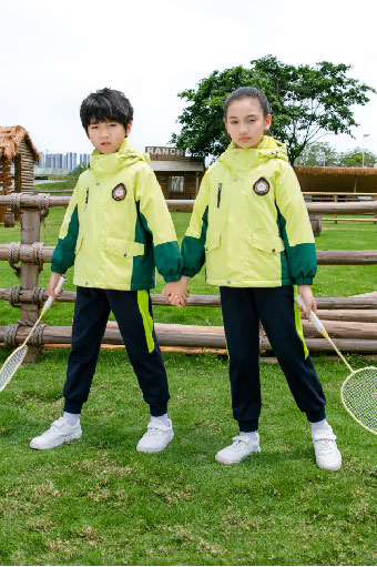 如何定制具有学校特色的校服？